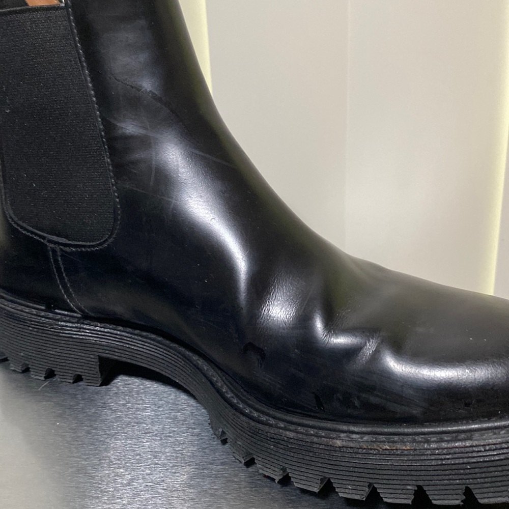 Shoes are lightly worn. An expensive shoe for a very inexpensive price.